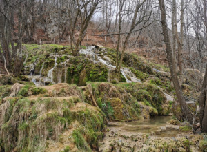 Rajski prizori u srcu Povlena od kojih zastaje dah: Taorska vrela izviru iz pećine i spuštaju se preko najvećih bigrenih kaskada u ovom delu zapadne Srbije (FOTO)