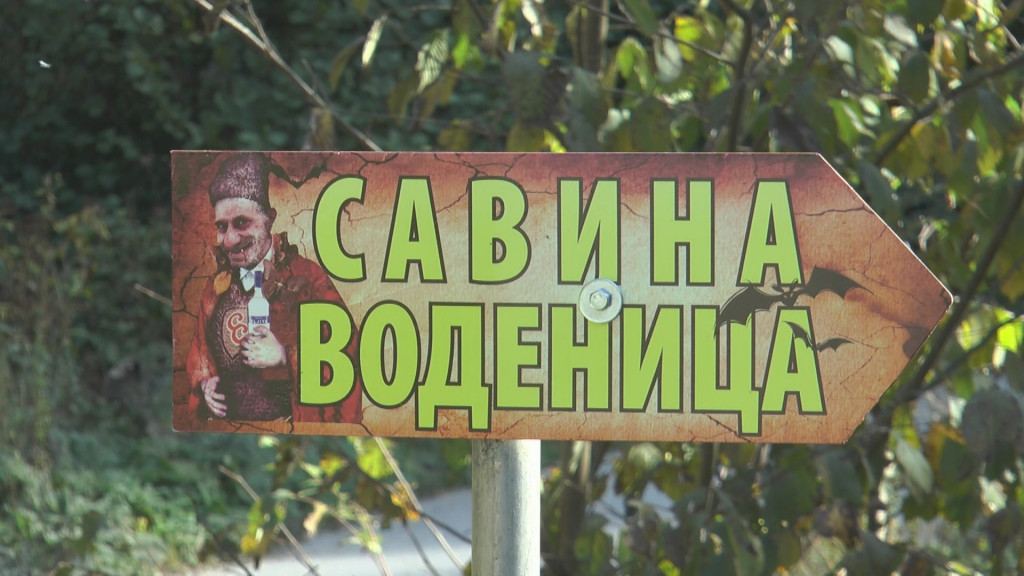 IZGLEDA DA VIŠE VOLE VAMPIRE Ljudi hrle u vampirsku vodenicu više nego u manastir u blizini!