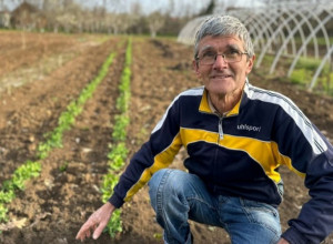 Slavko iz Čačka već posejao grašak, luk i krompir - sve posuo pepelom kako bi zaštitio svoje biljke