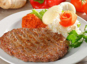 Vrhunski kuvar otkriva savršen recept za sočne pljeskavice: Od ovoga će sok cureti iz njih, a ukus je fantazija