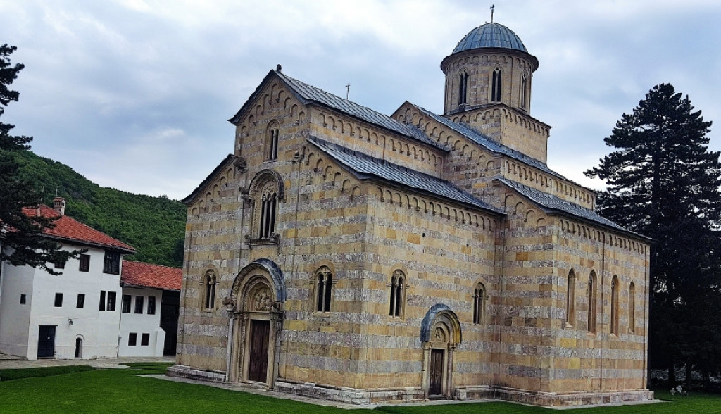 NEĆE MOĆI Manastir Dečani posedovao 700 hektara zemlje, Albanci hteli da im uzmu i 24 preostala, evo šta se desilo