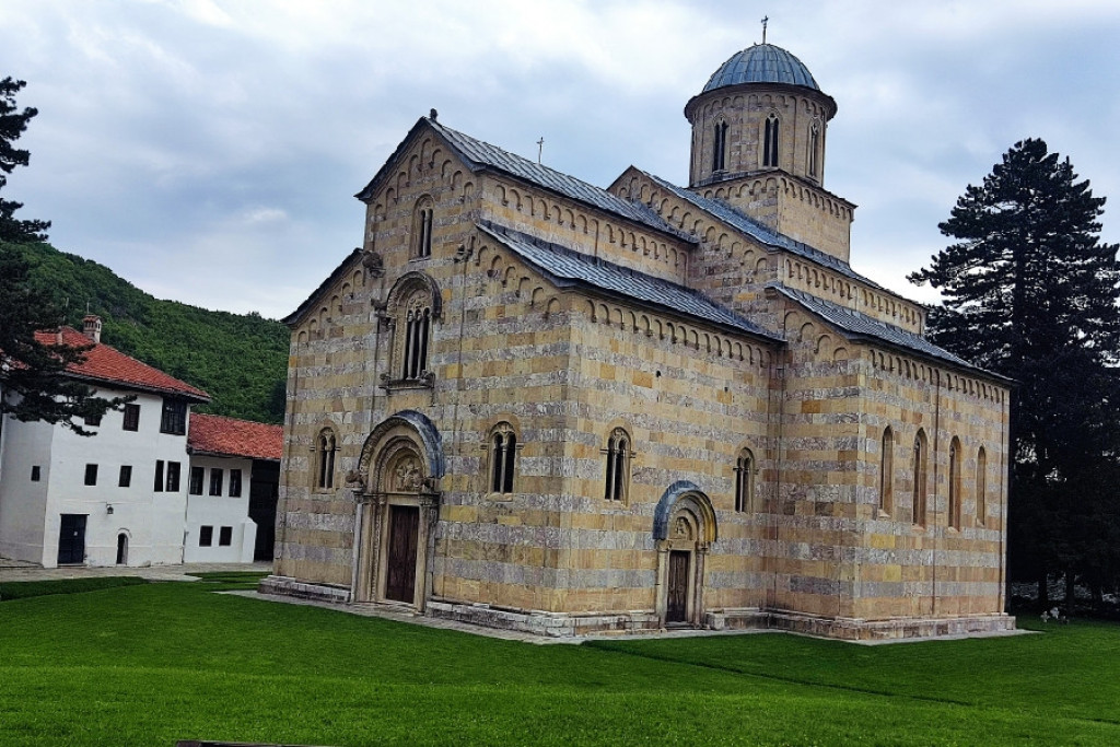 NEĆE MOĆI Manastir Dečani posedovao 700 hektara zemlje, Albanci hteli da im uzmu i 24 preostala, evo šta se desilo