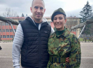 Samo je mogla reći kratko vojničko "da": Tamaru dečko zaprosio odmah nakon što je položila zakletvu tokom služenja dobrovoljnog vojnog roka, suze radosnice na licima