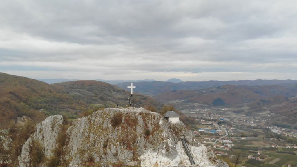 Najmanja crkva u Srbiji: Podignuta na strmoj steni u klisuri FOTO