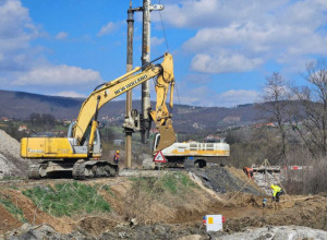 Kineski radnici porušili dotrajali most u Lučanima: Niče novi preko reke Bjelice u naselju Dljin, on će u značajnoj meri ubrzati saobraćaj (FOTO)
