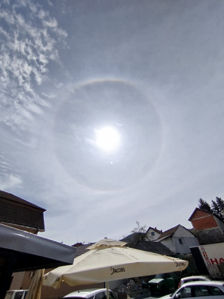 Veliki beli krug, a u njemu sunce: Neobičan prizor na nebu iznad Kosjerića, meštanin Milan sve zabeležio kamerom