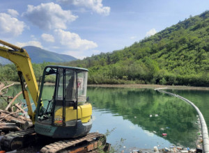 Bagerima, kamionima i čamcima se čisti smeće iz Lima: Ogromne količine otpada opet stigle u Srbiju iz Crne Gore, ekološka bomba samo što ne eksplodira