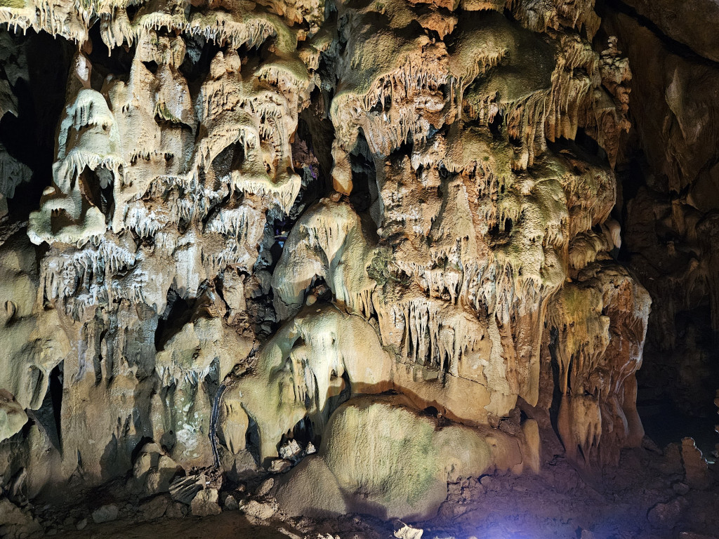 RESAVSKA PEĆINA Lepotica okićena nakitom starim 45 MILIONA GODINA! Idealna za posetu u toku predstojećih praznika