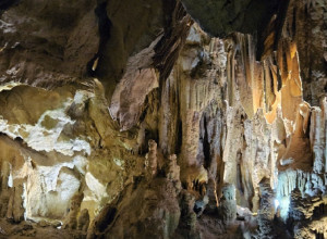 LEPOTICA STARA 80 MILIONA GODINA Okružena vodopadima, ova pećina oduševljava posetioce, a nije daleko od Beograda i blizu je ovog manastira (FOTO)