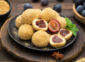 BAKIN RECEPT ZA NEPREVAZIĐENE KNEDLE SA ŠLJIVAMA I KAJSIJAMA: Svaki zalogaj je priča za sebe - tope se u ustima