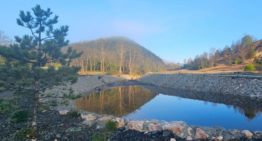 Gorsko jezero usred borove šume, prirodna oaza o kojoj se malo zna: Meštani pripremaju pravo veselje za 1. maj, sa pečenjem i trubačima- tipično po srpski