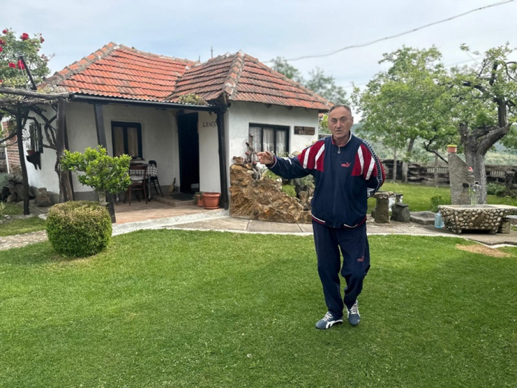 Ne bih ovaj pogled na Kablar menjao ni za pogled sa Ajfelovog tornja: Nastavnik muzike vratio se u rodno selo, Radovan u Gornjoj Gorevnici napravio pravi raj