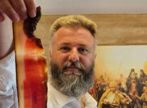 Otac Predrag Popović sa pršutom u ruci pita - "Je li, KOLIKO STE SMRŠALI TOKOM POSTA?": Dotakao se i HISTERIJE među vernicima, pa se osvrnuo na SUŠTINU POSTA I VASKRSA