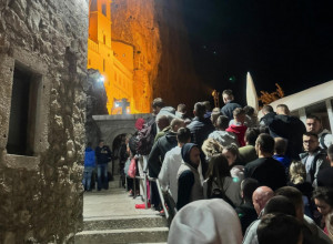 Na hiljade i hiljade ljudi tokom noći i dana čekalo da se pokloni moštima čudotvorca Svetog Vasilija Ostroškog, mnogi su do manastira u steni došli peške