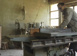 LJUBIŠA JE FENOMEN Potpuno SLEP vešto barata OŠTRIM STRUGOM, vešt je bravar i još bolji stolar
