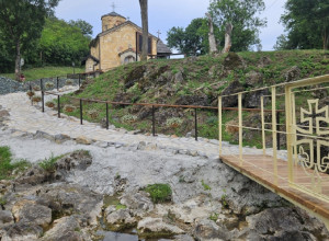 SAVIN IZVOR Veruje se da je nastao na mestu gde svetitelj udario štapom i da je lekovit, a pored u manastiru počiva Mina Karadžić (FOTO)