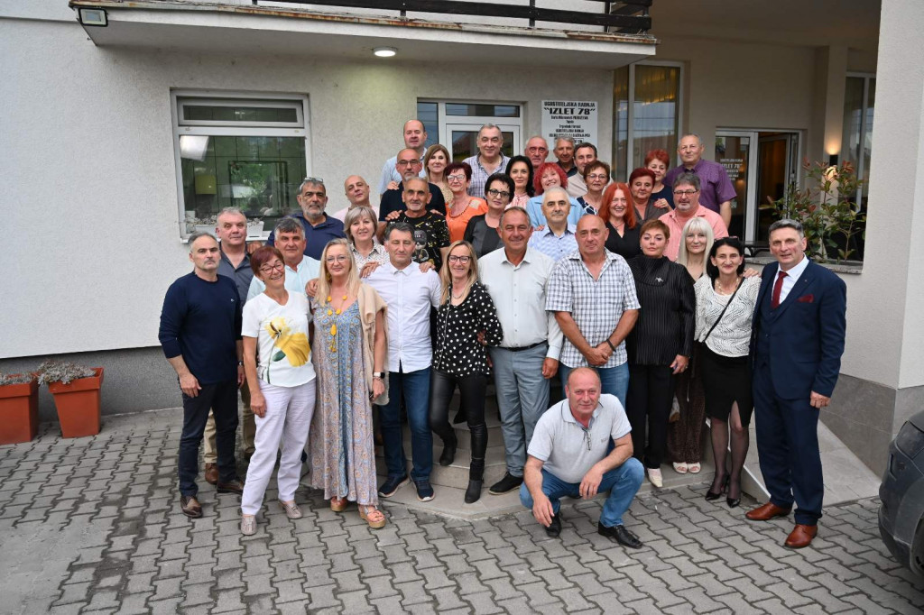 Drugari iz vrtića i škole zajedno proslavili 60 godina života, na jednom mestu okupila se čitava  generacija (FOTO)