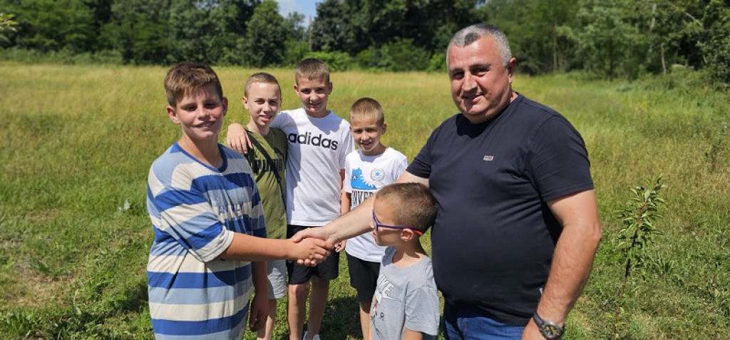 Dragiša poveo unuke kod malog Radoja da upoznaju dečaka borca: Privrednik iz Požarevca sam se javio da izgradi kuću za namučenu porodicu i tako im pomogne - veliko bravo