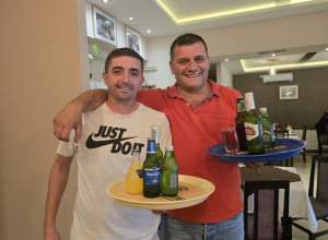 Neverovatan dogovor dvojice ugostiteja iz Čačka: Rapo i Vujo rade jedan kod drugog u lokalu, tako u nedostatku konobara imaju bar jedan slobodan dan