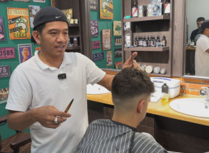 On Užičanima "radi o glavi" punih sedam meseci, sada je tu proslavio i svoj rođendan: Mladi Filipinac jedan je od najomiljenijih frizera u gradu na Đetinji