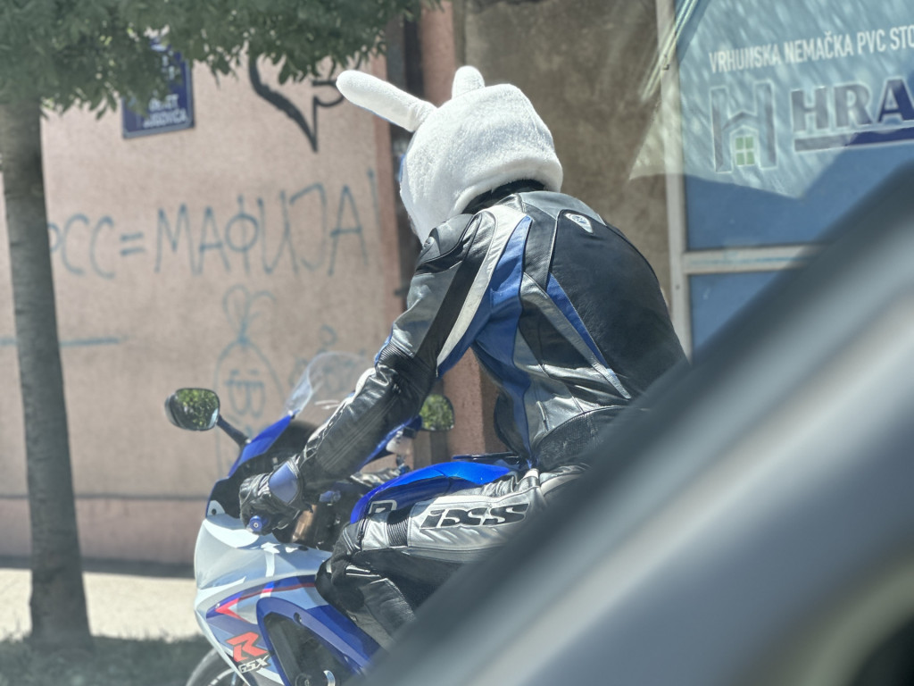 SVI OSTALI U ČUDU Bajker na opasnom motoru prošao kroz grad sa maskom belog zeke na glavi