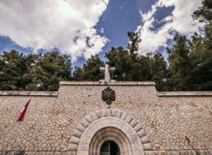 OSTRVO VIDO Simbol srpske golgote, veruje se da ovo treba da uradite kada ga posetite