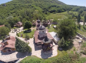 MANASTIR LEŠJE Malo ko zna za njega a čuvar je čestice Časnog Krsta i vrednih relikvija, evo priče o ovom svetom mestu