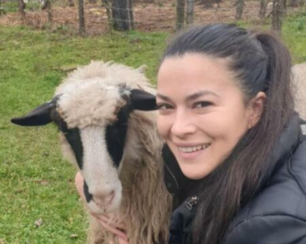 NAŠA LEPA GLUMICA OTIŠLA DA ŽIVI NA SELO I SADI PARADAJZ NA NEVEROVATAN NAČIN: Ne koristi zemlju a dobija PREUKUSAN PLOD