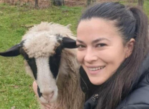 NAŠA LEPA GLUMICA OTIŠLA DA ŽIVI NA SELO I SADI PARADAJZ NA NEVEROVATAN NAČIN: Ne koristi zemlju a dobija PREUKUSAN PLOD