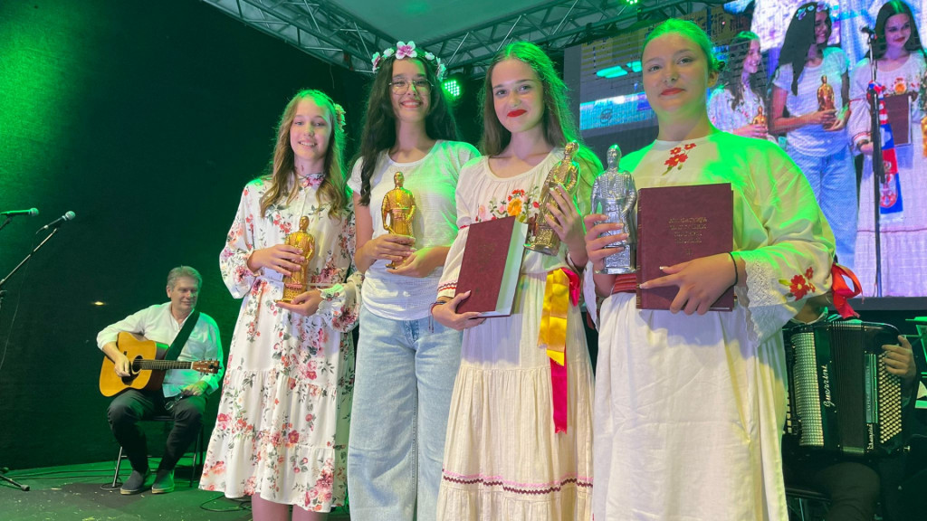 NAŠA DECA ČUVAJU TRADICIJU Đurđina anđeoskog glasa prva je pobednica Festivala narodne i rodoljubive pesme na ustaničkom Ljubiću (FOTO)