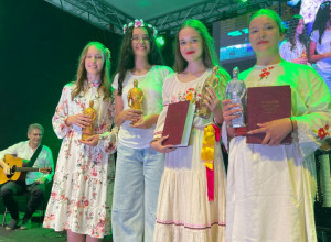 NAŠA DECA ČUVAJU TRADICIJU Đurđina anđeoskog glasa prva je pobednica Festivala narodne i rodoljubive pesme na ustaničkom Ljubiću (FOTO)