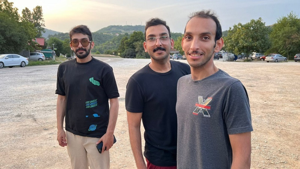 Ibrahim, Muhamed i Omar oduševili se Srbijom: Sa starim nissanom krenuli iz Kuvajta na put dug preko 10.000 kilometara, zaustavili se u Čačku (FOTO)