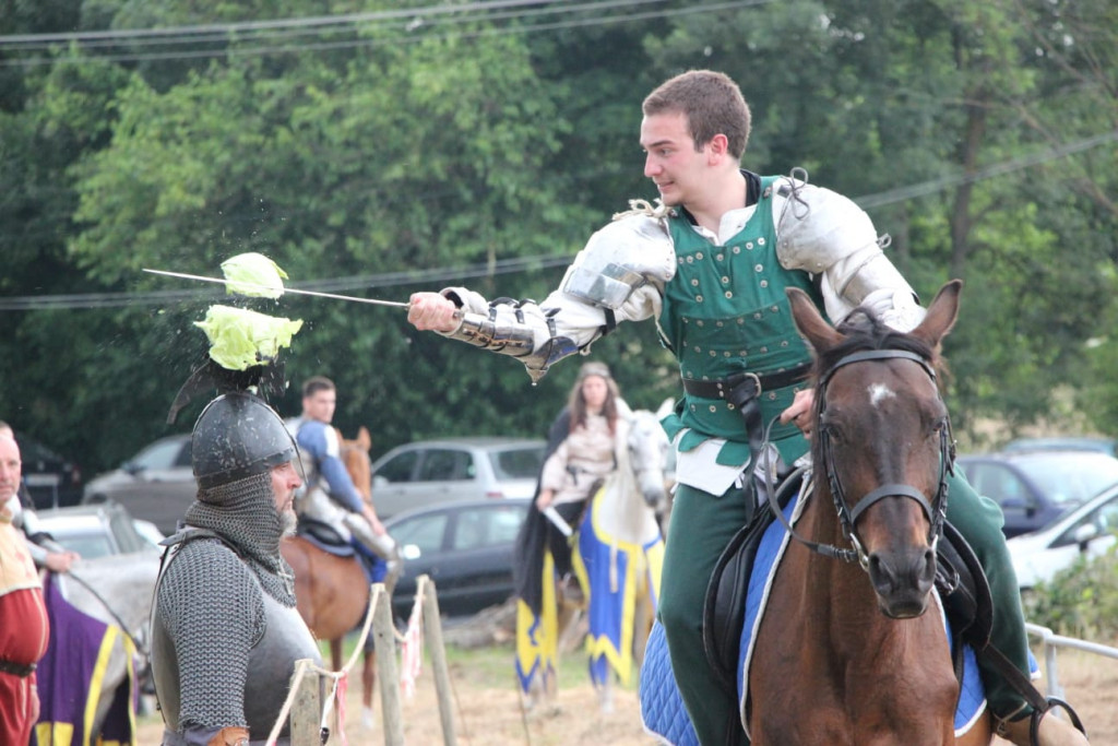 PRAVI SRPSKI VITEZOVI POSTOJE Oklop težak 40 kilograma, brzi konji i oštar mač, ne odustaju od čuvanja tradicije! (FOTO)