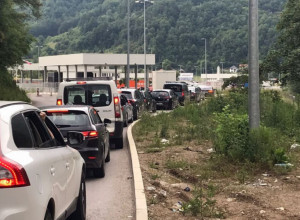 Ovo je katastrofa, kao da je jul, a ne septembar: Potpuni kolaps na graničnom prelazu Dobrakovo, kilometarska kolona vozila, a vozači u njoj čekaju i preko dva sata