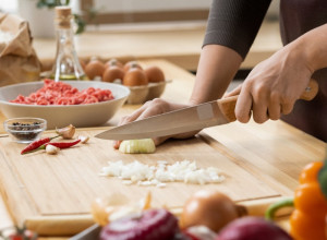 MNOGI NE ZNAJU: Zašto treba oprati crni luk pre ljuštenja?