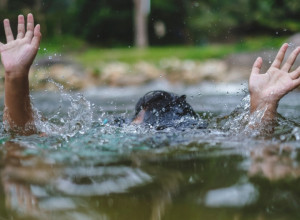 POMISLILA DA JE DEO KUPAĆEG Kad je ugledala šta joj je na vratu, Čačanka Vesna jedva došla sebi od UŽASA!
