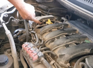 ELEKTRIČAR RADE SAVETUJE Dođu pet dana pred put, pa se posle čude što im se AUTO ZAPALI, evo šta treba kolima (FOTO)