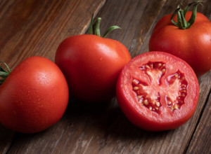 KO NE SME DA JEDE PARADAJZ: 3 vrste tegoba se pogoršavaju zbog omiljene srpske salate