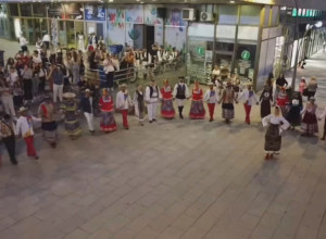 Desno dva, pa noga preko noge - veličanstvena slika poslata iz Čačka: Folkloraši iz čitavog sveta naučili su da igraju čuveno srpsko kolo Moravac