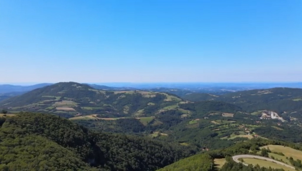 RAJ NA ZEMLJI I ZA PARAGLAJDERE Ovo je novi predeo izuzetnih odlika u Srbiji, priroda oduzima dah, a nije daleko od Beograda (VIDEO)