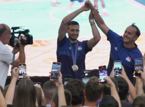 TIHI HEROJ NAŠEG TIMA Izgubio oca neposredno pre Olimpijade, ipak  je otišao i doneo medalju koju je posvetio njemu i stradalim mladićima (FOTO)