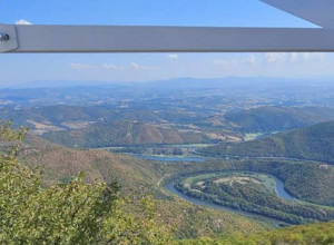 JEDINI SKYWALK NA BALKANU:  Izgradnja fascinantnog staklenog vidikovca na Kablaru privodi se kraju, meštani oduševljeni (FOTO)
