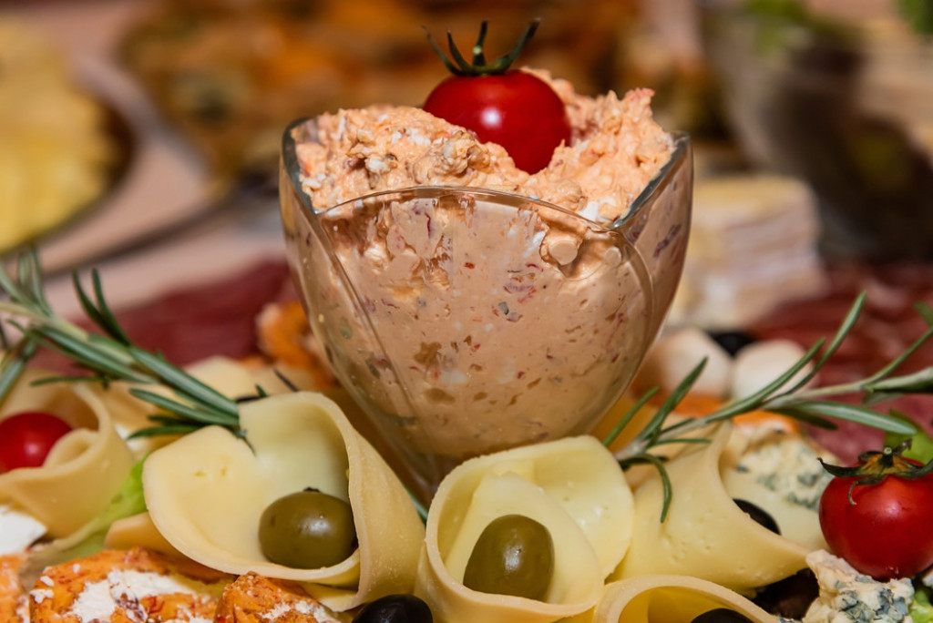 Da li je ovo najbolja urnebes salata koju ste ikada probali? Recept je toliko dobar da ćete odmah napraviti duplo