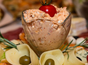 Da li je ovo najbolja urnebes salata koju ste ikada probali? Recept je toliko dobar da ćete odmah napraviti duplo