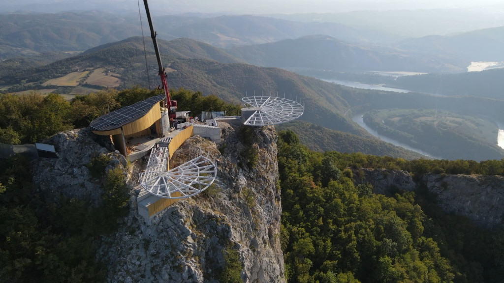 "STAKLENO ČUDO" NA KABLARU: Izgradnja vidikovca u završnoj fazi, fenomenalne slike stižu sa ove srpske planine (FOTO)