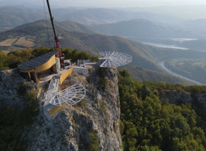 "STAKLENO ČUDO" NA KABLARU: Izgradnja vidikovca u završnoj fazi, fenomenalne slike stižu sa ove srpske planine (FOTO)