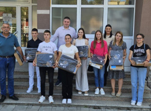 VUKOVCI DOBILI RAČUNARE: Ova opština najboljim učenicima  poklonila lap topove ali to nije sve (FOTO)