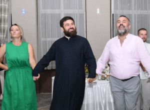 Pop i hodža zajedno igraju užičko kolo: Fenomenelan momenat na jednom privatnom veselju zabeležen u Priboju, svi su oduševljeni - ovako se brišu sve razlike i slavi sloga