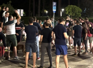 Emotivne slike sa Borinog ćošeta u Čačku: Grupa mladića spontano se okupila ispred zgrade u kojoj je roker živeo u Čačku, svirali njegove najveće hitove