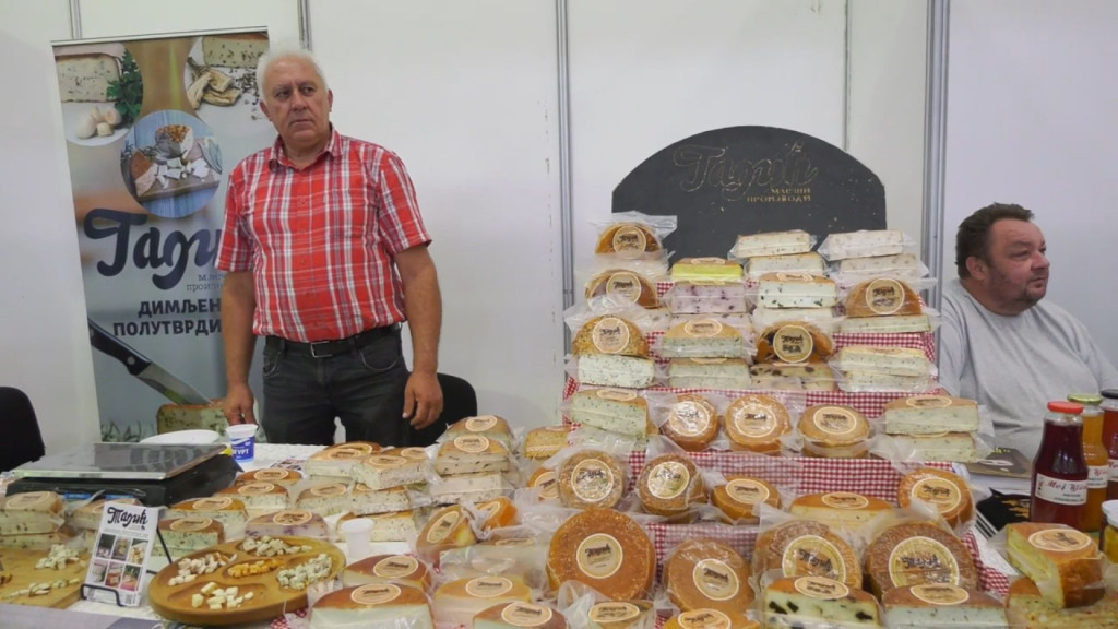 Ljudi su kupovali na stotine kilograma sira: Ovo je najveći sajam belog mrsa u Srbiji, Mlečni put u selo Gornja Gorevnica doveo na hiljade posetilaca